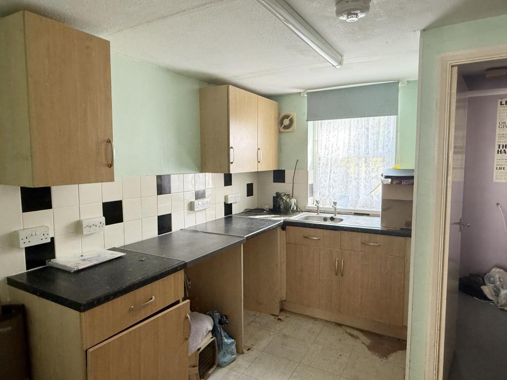 Lot: 104 - HOUSE IN NEED OF IMPROVEMENT - Kitchen of house in need of refurbishment